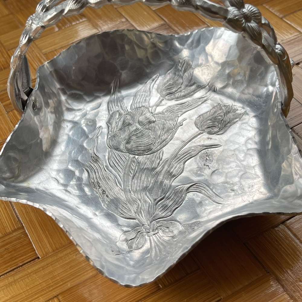Vintage Rodney Kent handwrought creations aluminum basket w/tulips hammered - Picture 9 of 9